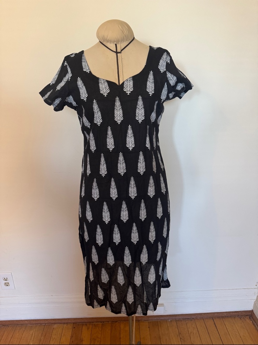 Black and White Leaf-Print Short Sleeve Dress